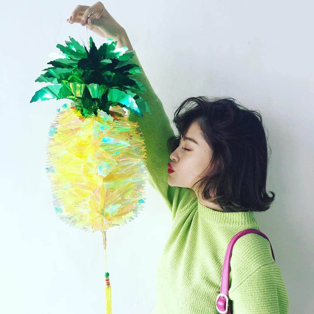 ViViさんのインスタグラム写真 - (ViViInstagram)「ViVi3月号よりemma❌パイナップル🍍のオフショットをお届け〜✨この春のトレンドカラー、ライムグリーンを取り入れると、ぐっと春っぽいコーデになれるからオススメだよ💚インスタ映えも抜群なのです🙌 #ViVi #3月号 #ライムグリーン #パイナップル #emma #ViVi美眉 #模特 #編集NM」2月20日 15時00分 - vivi_mag_official