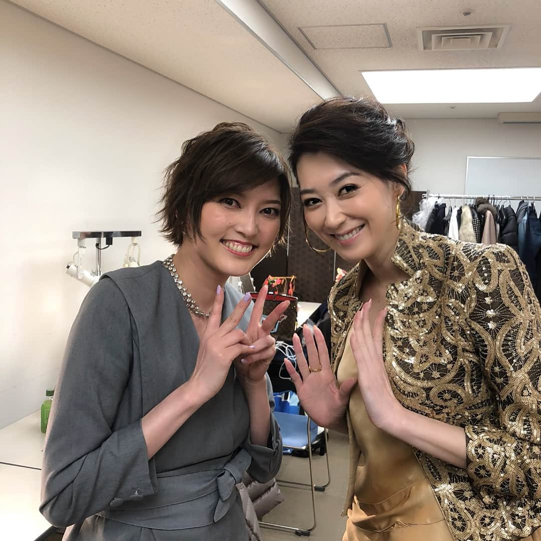 凰稀かなめさんのインスタグラム写真 - (凰稀かなめInstagram)「宝塚歌劇団宙組20周年記念 行ってきました〜〜 久しぶりの劇団(笑) そして二度と立つ事が無いだろうと思っていた大劇場〜〜 そして〜 7代目と(笑) ＃自分でもビックリ #マー君と呼べない ＃三ヶ月でこの女っぷり✨✨ #宝塚歌劇団 ＃宙組 ＃姿月あさと さん#和央ようか さん#貴城けい さん＃大和悠河 さん＃大空ゆうひ さん#そして #凰稀かなめ に#朝夏まなと さん #ふるきよきもの ＃歴史 ＃宙組をよろしくお願い致します ＃岡田先生グッズ(o^^o) ＃バースデーだったのにもらっちった」2月20日 15時27分 - kanameouki_official