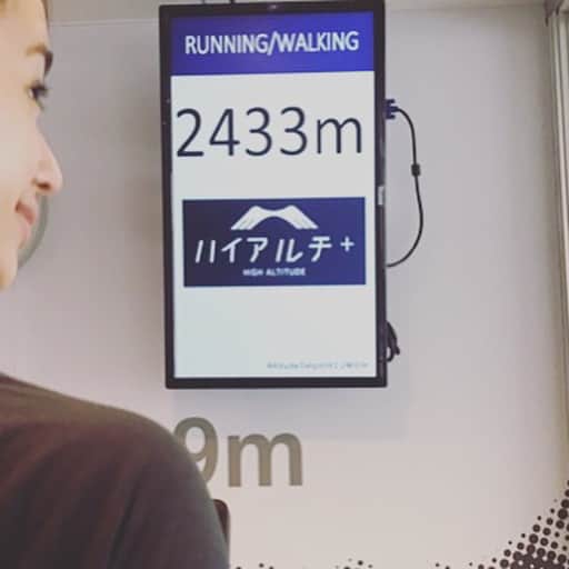 高橋メアリージュンさんのインスタグラム写真 - (高橋メアリージュンInstagram)「最近痩せて肌の調子が凄く良さそうな知り合いに「何かしてます？」と聞いて教えてもらった高地トレーニング！【ハイアルチ】 「高地」と聞くときつそうに思いますが、楽に30分のwalkingを終えました^ ^低酸素ルームでも気圧は変えてないので心配していた頭痛などにもならないそう。 ミトコンドリアを活性化し免疫力を高め、血行促進&代謝upでエイジングケア^ ^スタッフのお姉さま達が年齢不詳という程美肌の持ち主の方達ばかりでした！ ダイエット効果もただでさえwalkingしてたらあると思うのですがハイアルチでは結果的にその3倍のカロリーを消費してくれるとの事です🏃 今日は富士山の7合目でトレーニングしてきましたよ！🗻という気分です^ ^ #ハイアルチ #ハイアルチ代々木上原  #ハイアルチ体験 #ミトコンドリア活性化  #高地トレーニング  #高山トレーニング #自走式トレッドミル #美肌活動 #メアトレ」2月20日 16時05分 - maryjuntakahashi