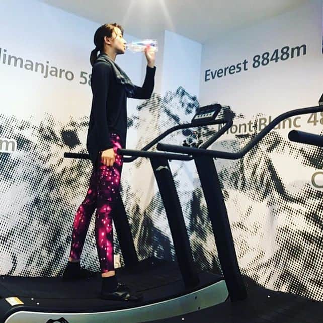 高橋メアリージュンさんのインスタグラム写真 - (高橋メアリージュンInstagram)「最近痩せて肌の調子が凄く良さそうな知り合いに「何かしてます？」と聞いて教えてもらった高地トレーニング！【ハイアルチ】 「高地」と聞くときつそうに思いますが、楽に30分のwalkingを終えました^ ^低酸素ルームでも気圧は変えてないので心配していた頭痛などにもならないそう。 ミトコンドリアを活性化し免疫力を高め、血行促進&代謝upでエイジングケア^ ^スタッフのお姉さま達が年齢不詳という程美肌の持ち主の方達ばかりでした！ ダイエット効果もただでさえwalkingしてたらあると思うのですがハイアルチでは結果的にその3倍のカロリーを消費してくれるとの事です🏃 今日は富士山の7合目でトレーニングしてきましたよ！🗻という気分です^ ^ #ハイアルチ #ハイアルチ代々木上原  #ハイアルチ体験 #ミトコンドリア活性化  #高地トレーニング  #高山トレーニング #自走式トレッドミル #美肌活動 #メアトレ」2月20日 16時05分 - maryjuntakahashi