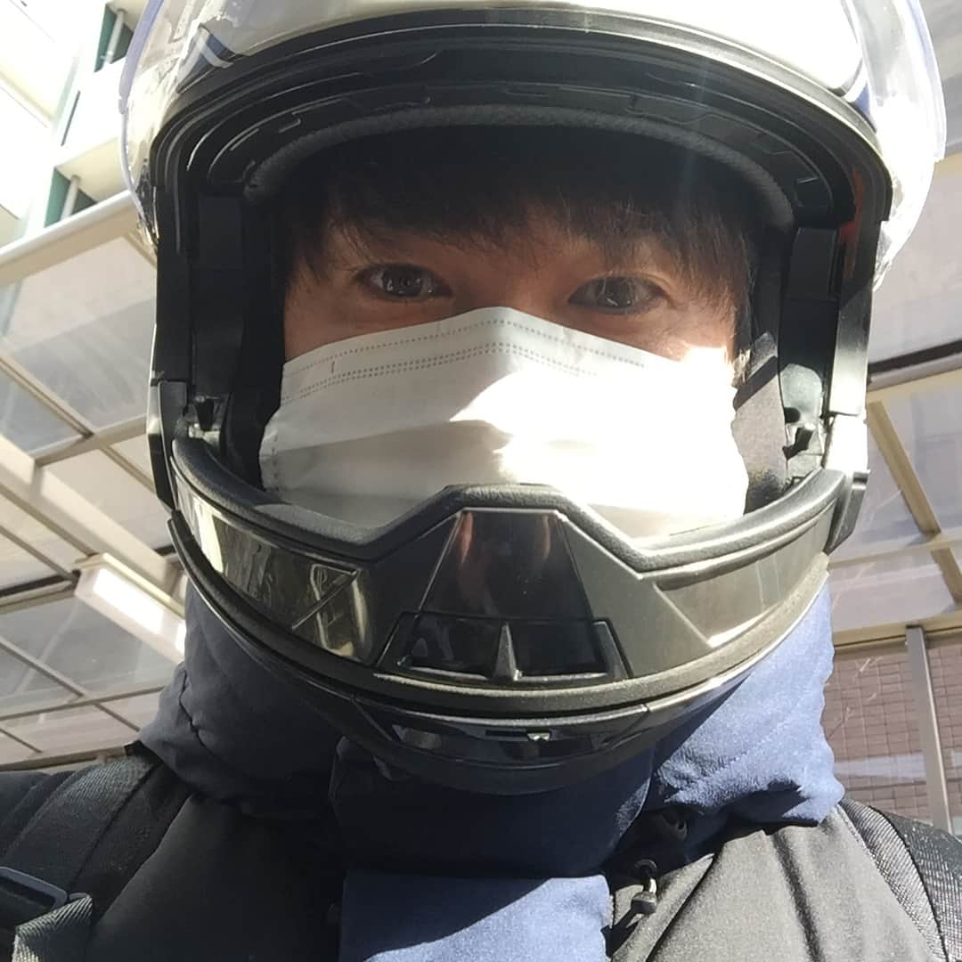 黒沼誠さんのインスタグラム写真 - (黒沼誠Instagram)「久しぶりにバイクに乗るぜ。  まだまだ寒いからダウン着るぜ。  ヘルメットはフルフェイスだぜ。  サングラス内蔵型だぜ。  フルフェイスの下にマスクするぜ。  花粉症の皆さんマスク忘れにだぜ。  今年の花粉は2倍の粉の量みたいだぜ。  俺花粉症じゃないぜ。  だぜ。 #ボーイフレンド黒沼 #バイク #マジェスティ #フルフェイス #ビッグスクーター #ダウンジャケット #マスク #サングラス #花粉症 #bike#majesty#fullface#downjacket #thenorthface#happy#goodtimes#instagood#instagram#thankful#boyfriend」2月20日 15時51分 - bfkuronuma