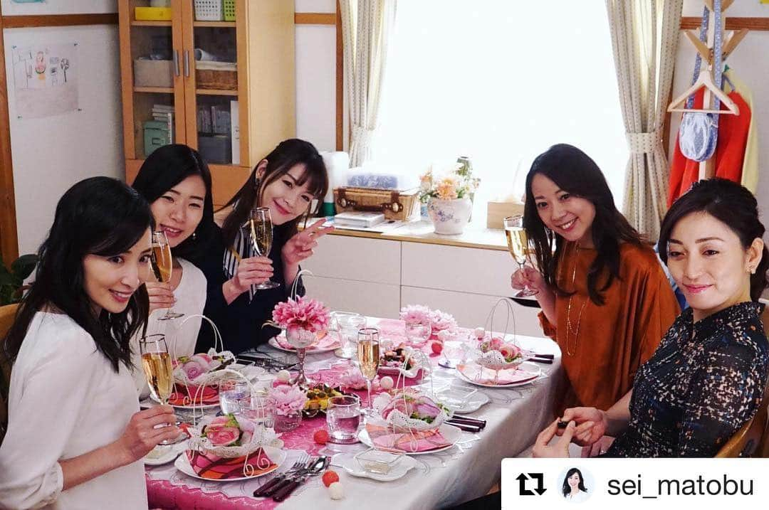 フジテレビ「隣の家族は青く見える」のインスタグラム：「. #Repost @sei_matobu with @get_repost ・・・ ☺︎となかぞ小宮山深雪Instagram☺︎ こちらは『隣の家族は青く見える🏡』の第5話放送の 楽しい主婦友との『ランチ会』！！ ではなく、、、 『リア充代行サービス』に頼んでの『偽ランチ会』 Instagramでリア充ぶりを見せたくて、 深雪はこんなことまでしています。。 この笑顔の奥の闇、、深そうです。 #集合ーーーー #隣の家族は青く見える #となかぞ #フジテレビ系列 #木10ドラマ #リア充代行サービス #小宮山深雪Instagram #真飛聖」