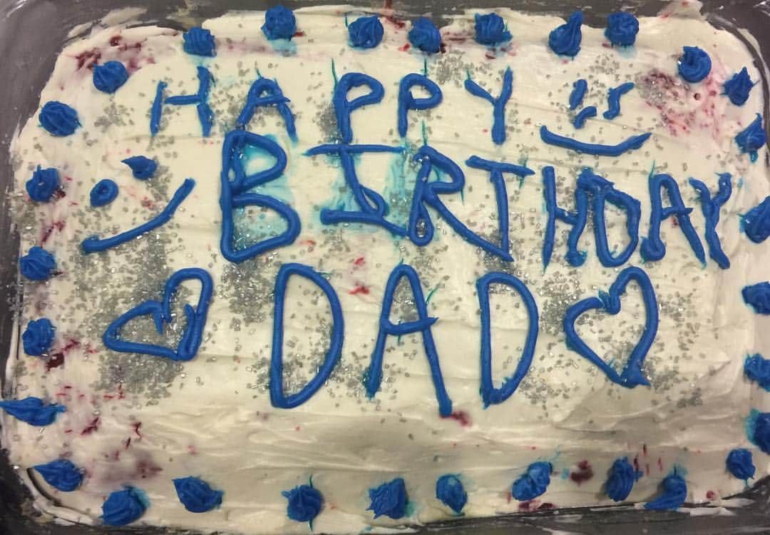オ・ヨンスのインスタグラム：「두아들들이 아빠를 위해 만든 써프라이즈 레드벨벳 케익 🍰 🎂 맛있었다~~💝🎊🎉😍 @jichang_son  생일 축하합니다~~」