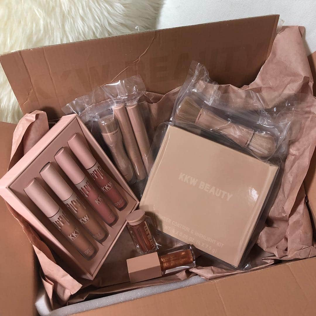 星あやさんのインスタグラム写真 - (星あやInstagram)「📦📦💗 #KKW #cosmeticslover @kkwbeauty  展示会スタッフガールズ用コスメが ずっと成田で止まってて今更届いちゃた📦」2月20日 16時40分 - ayastella_