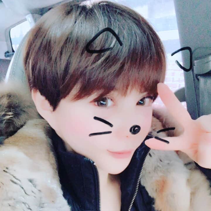 里美ゆりあのインスタグラム：「男ウケゼロってくらいのショートにしてみた(*^^*) #ベリーショート#刈り上げ#モテたいのに#ロングに出来ない#男の子#気持ちは女子 #shorthair #boy#men #lady#ただし#耳寒い」