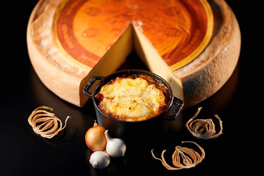 Conrad Tokyoのインスタグラム：「玉ねぎの優しい甘みとこんがりチーズのハーモニーが絶妙のオニオングラタンスープ。ルームサービスメニューより。 http://ow.ly/ywx630eAcx5 Onion Soup Gratinée from the room service menu. #ConradTokyo #StayInspired #roomservice #コンラッド東京 #ルームサービス #グルメ #スープ #スナック」
