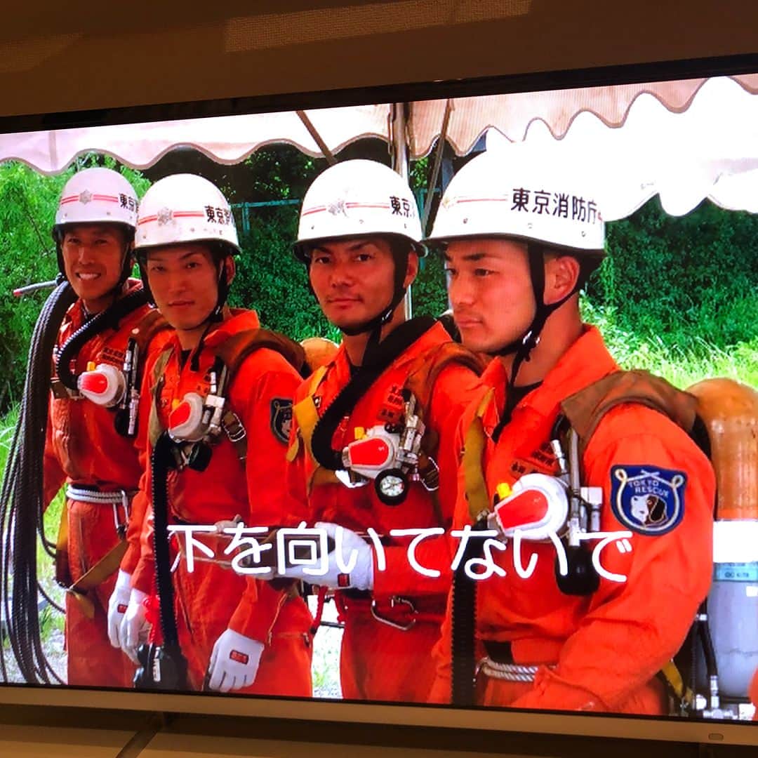 渋谷美穂さんのインスタグラム写真 - (渋谷美穂Instagram)「由志の同僚である『東京消防庁特別救助隊』の方々🚒✨ 先日のフラッシュモブに駆けつけてくださいました😭‼️ また、ジムオープンに伴い由志は8年間勤務していた東京消防庁を退職致します。 昨日は、消防署の方々が由志の送別会を開いて下さっていました。 ・ ・ 帰宅した由志の手には、これからオープンするジムのロゴを入れたプレゼントや、由志の入庁してから今までの写真や映像が収められたDVDなど本当に素敵な品々を持って帰って来ました。 ・ ・ 最後の最後まで仲間を思い大切にする気持ち。  由志の夢、そして私たちの未来を心から応援してくださっていることを強く感じ、 彼女(妻)として由志をこんな風に送り出して下さり、本当に幸せだなぁと感動致しました。 ・ ・ 改めまして 本当にありがとうございました‼️‼️ ・ #固い絆 #レスキュー隊 #東京消防庁 #FIREGYM#渋谷#学 #トレーニング #フィットネス#筋肉#筋トレ#筋トレ女子#腹筋#ボディメイク#ダイエット#減量#ワークアウト#プロテイン#肉体改造#シックスパック#超人女子#バルキー女子#fitness#workout#motivation#diet#bodymake#sixpack#training#abs#bodybuilding ・」2月20日 20時54分 - miho_fitness