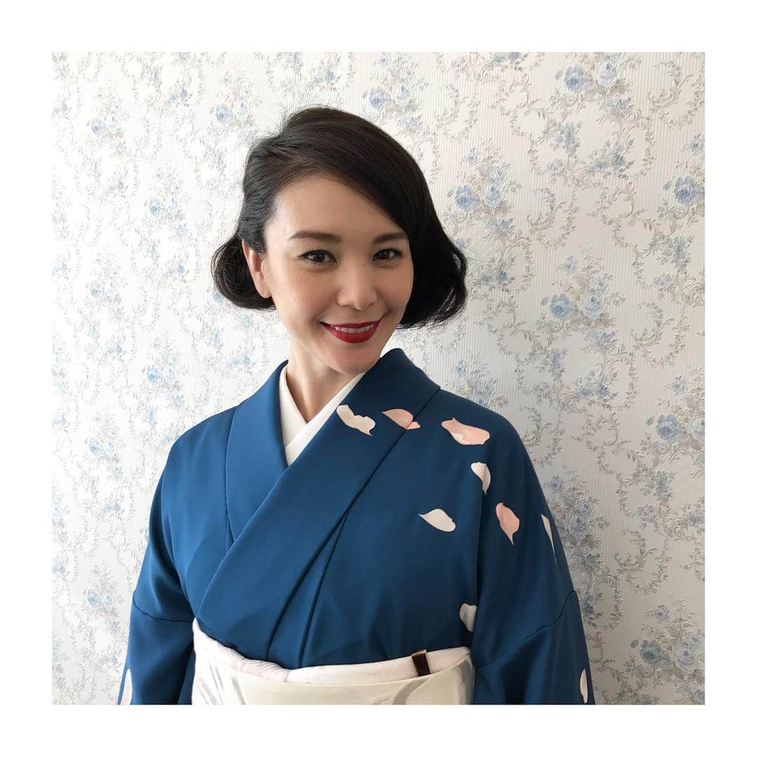 知花くららさんのインスタグラム写真 - (知花くららInstagram)「. 【staffよりお知らせ】  きものSalon春夏号は本日発売! 薔薇をテーマに沢山の素敵な着物を着させていただきました。 ぜひご覧ください！  #きものsalon #くららと着物 #kuraraandkimono」2月20日 20時35分 - chibanakurara.official