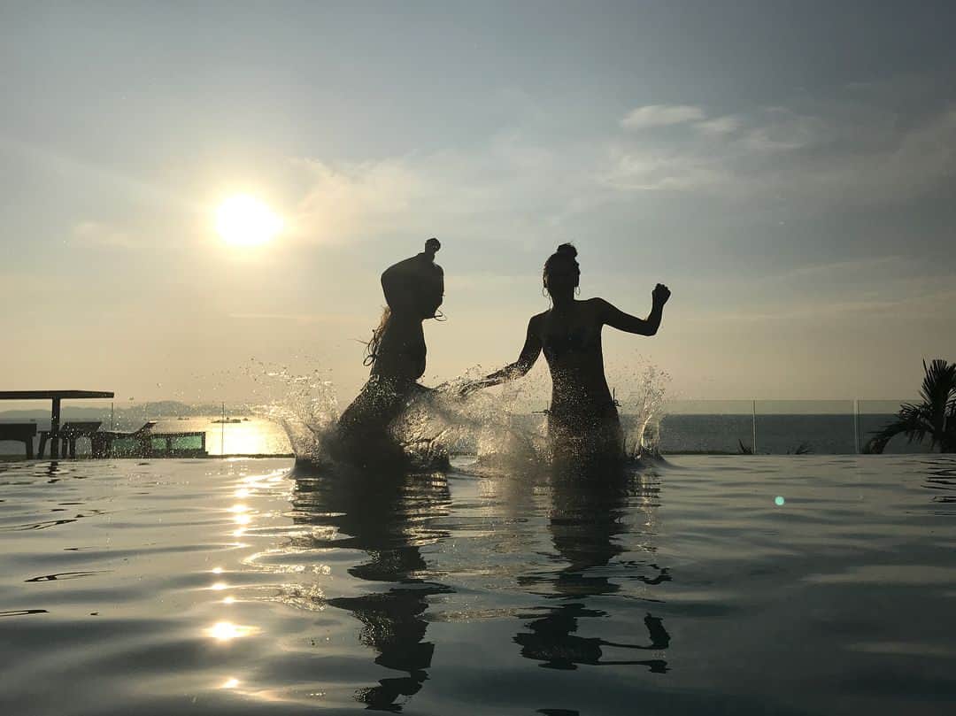 カレンさんのインスタグラム写真 - (カレンInstagram)「KAREN♡SAKURA 🌴⛵️🐠🌈✨ #加工なし #最高すぎる旅 #旅行 #タイ #パタヤ #Thai #Pattaya #pool #sunset」2月20日 21時03分 - cjd_karen