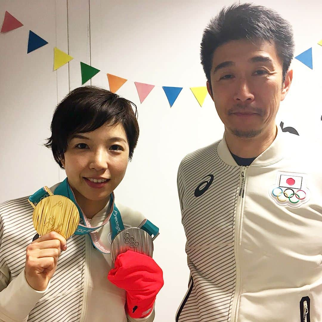 日本オリンピック委員会さんのインスタグラム写真 - (日本オリンピック委員会Instagram)「小平奈緒選手、先ほど授与されたばかりの金メダル、そして銀メダルの両方をかけてテレビ取材へ。恩師・結城匡啓コーチと記念にパチリ！ ・ #スピードスケート #SpeedSkating #小平奈緒 #NaoKodaira #オリンピック #がんばれニッポン #PyeongChang2018 #JapaneseOlympicCommittee #TEAMNIPPON #Olympic」2月20日 21時40分 - teamjapanjoc