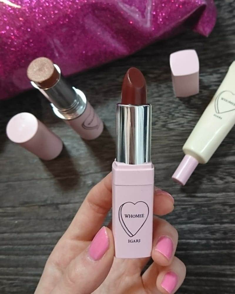 平木愛美のインスタグラム：「cute cosmetics 💜💜 先日インスタで、オーバーリップに塗ってる動画を載せていた、ブラウンリップ♡  リップ以外のコスメもお気に入り。  肌色が白めで青くなりがちな私の肌に、イエローのコントロールカラーベース☺️ 伸びがよく塗り心地もとっても良いです。 肌色を整えてくれつつ、ツヤもでる。  ブラウンのマルチグロウスティックも。チークでも◎リップでも◎…このときの動画では、アイカラーに使ってます♡♡ #whomee #cosmetics #love #愛美メイク」