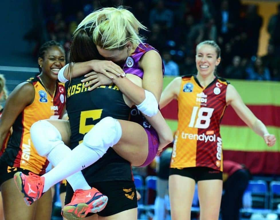 タチアナ・コシェレワのインスタグラム：「I love my team and our emotions so much !!! thank you girls, thank you coaches, thank you fans! 💛❤️ #CimBomBom#galatasaray1905」