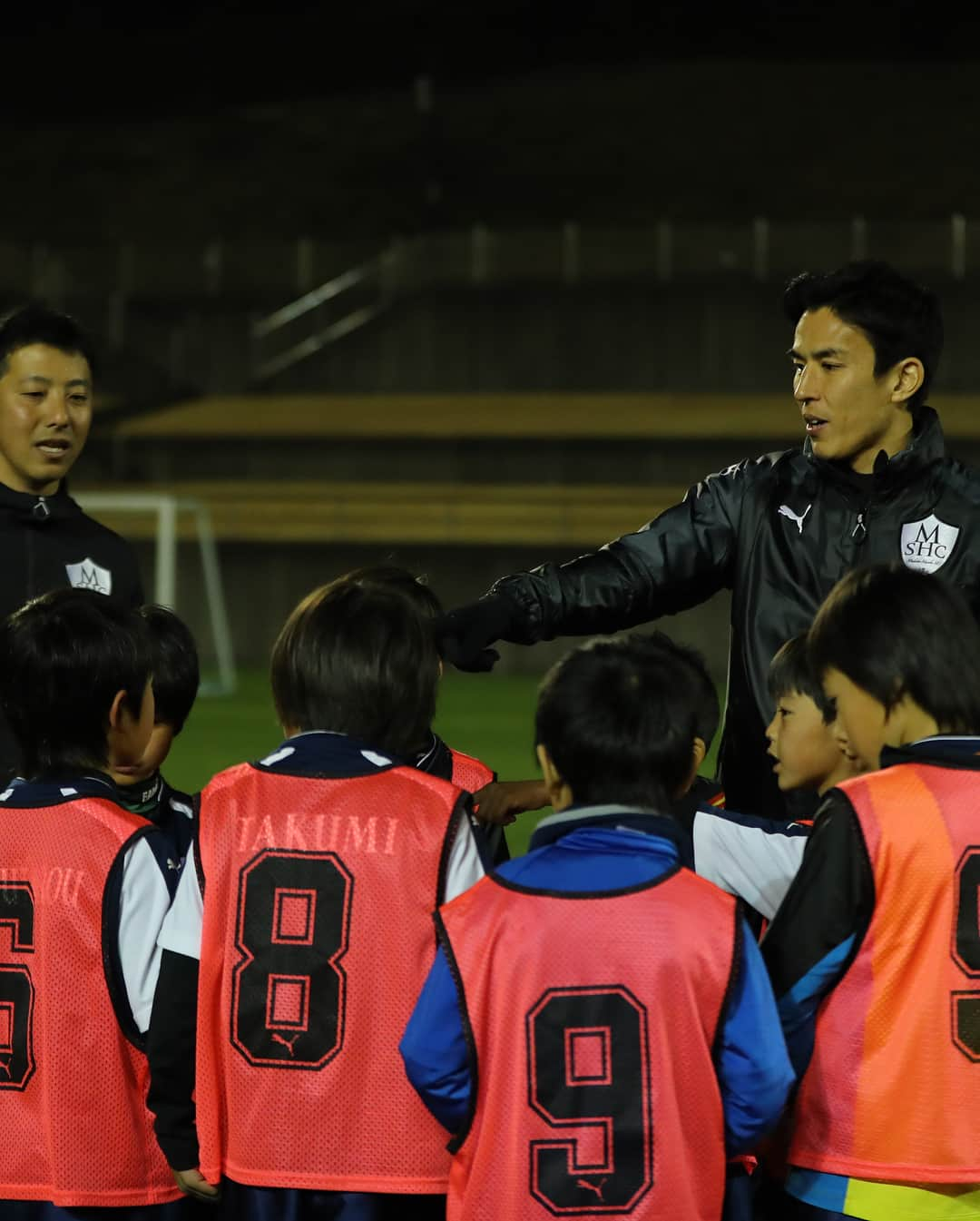 長谷部誠さんのインスタグラム写真 - (長谷部誠Instagram)「MAKOTO HASEBE SPORTS CLUBの新年度セレクション・無料体験会を開催します。 僕自身がこれまで経験した事や感じた事を次世代を担う子どもたちにどうのように伝え、子どもたちへの成長の手助けができるか日々試行錯誤を繰り返しながらやっています。 コーチ達から、子どもたちの話を聞いたり、送られてくる映像を見て、アイディアが増えていたり、出来ることが多くなったりと成長を嬉しく思っています。 子供たちと共に様々なテーマに対し動画を通じてコミュニケーションを取っていますが僕自身も成長させてもらっている気がします。 4月からは新年度がスタートし、新たに浜松市野校も開校します。 セレクション（〆切は3/9）、無料体験の詳細はスクールHPまで。 http://www.makoto-hasebe-sportsclub.jp/ #mhsc#サッカースクール#セレクション#無料体験会#藤枝#浜松#コーチ募集中#長谷部誠」2月21日 17時57分 - makoto_hasebe_official