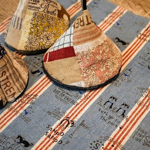 KOKKAのインスタグラム：「Cotton and Linen mixed canvas  Shiba Inu printed cloth  LO-31020-3  #kokka  #fashion  #textile  #fabric  #japanesefabric  #shibainu  #kawaii  #handmade  #sewing  #quilt  #コッカ  #ファッション  #テキスタイル  #生地  #キャンバス  #柴犬  #ハンドメイド  #豆柴」
