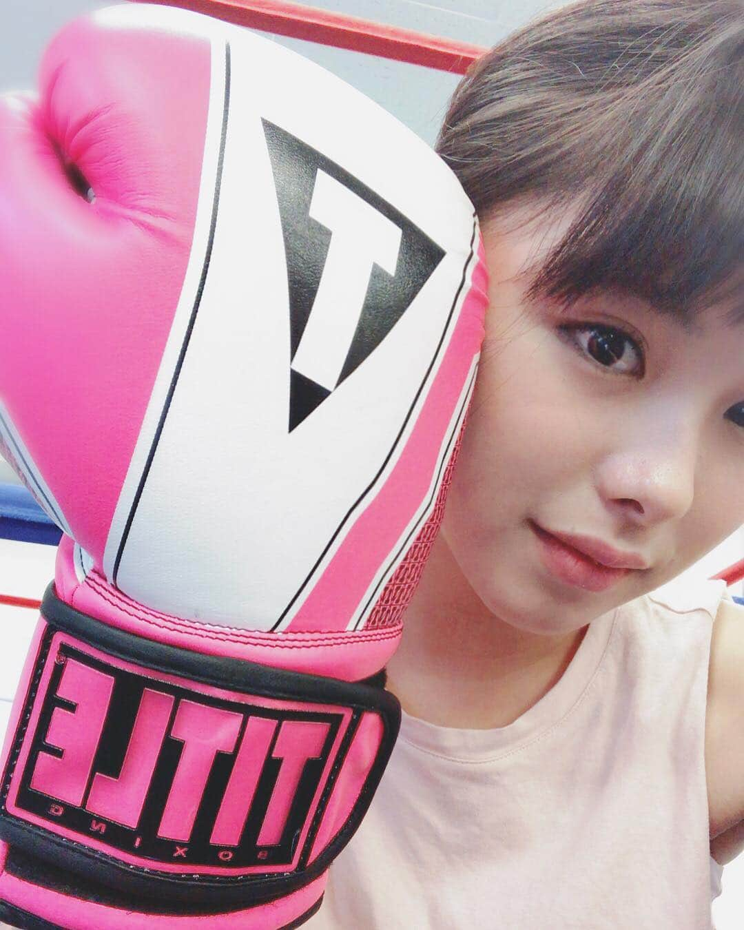 野田すみれさんのインスタグラム写真 - (野田すみれInstagram)「. 大好きなピンクのマイグローブ🥊♡ ついにゲットー⭐️てへ😋 . @3minutecamp  #ボクシング#ボクシングジム#パーソナルトレーニング#腹筋#美尻#体幹#六本木#麻布十番」2月21日 16時32分 - sumire0208