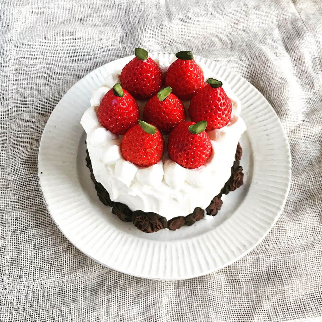Kozue Yoshidaのインスタグラム：「#ひな祭りケーキ #生デコレーション #bettsbara #ご予約受付中  お知らせ 3月3日(土)は工房販売日です 今回はひな祭り生デコレーションケーキをご用意します  ご予約受付中 ひな祭り生苺デコレーションケーキ 直径12cm、高さ9cm  2000円 工房お受渡し時間  11:00〜15:00  インスタダイレクトメールにてご連絡下さい」