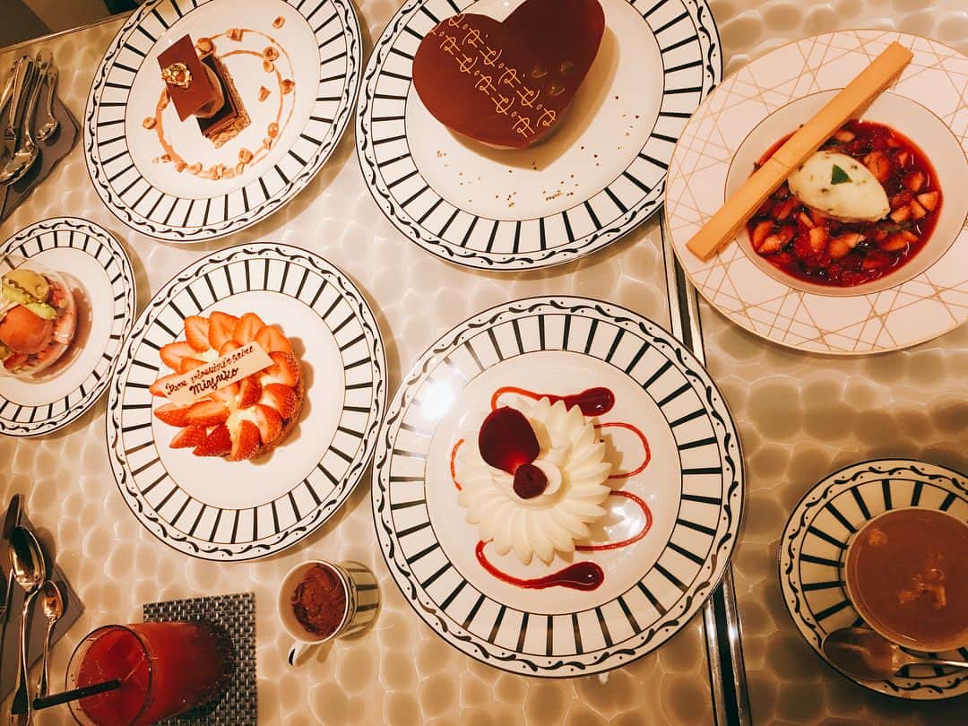 堀田茜さんのインスタグラム写真 - (堀田茜Instagram)「Diorとピエールエルメのコラボカフェ☕️ ホットチョコレートも、デザートも全てがパーフェクト🤤❤️ 見た目はアートみたいに美しく、味は上品な甘さでいつまでも食べれそう…甘い物好きにはたまらない空間でした。。 こんな贅沢な時間、一生忘れないように噛みしめていただいた🤤 食器も可愛いし、いつも食べ物とかあまり撮らない私でもついついカメラロールに残したくなった☺️笑 #cafediorbypierreherme  #dior #pierreherme」2月21日 17時58分 - akanehotta