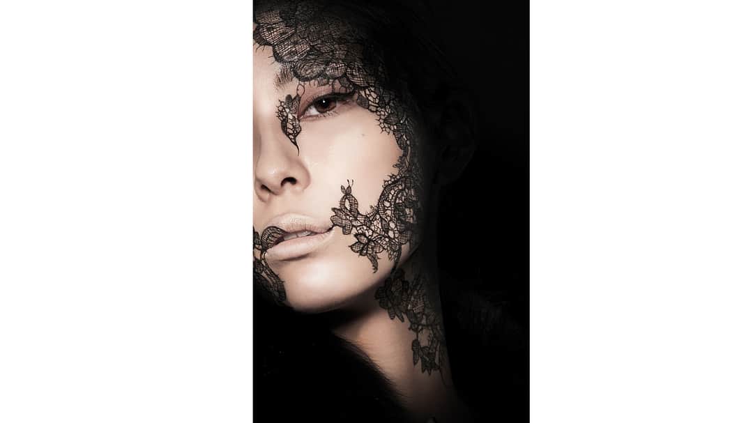 KATE｜ケイトさんのインスタグラム写真 - (KATE｜ケイトInstagram)「KATEの「スーパーシャープライナーEX」1本で描かれたレースアートは、繊細なラインでレースの質感まで再現された仕上がりに。 ・ 特殊メイクアーティスト JIROさん @amazing_jiro の作品。 ・ 【JIROさん プロフィール】 東京芸術大学卒業後、特殊メイクの道に入り、有限会社自由廊を設立。現在では特殊メイク・造形製作にとどまらず、クリエイティブディレクターとして、映画、ドラマ、CM等、映像の業界にとどまらず多方面で活躍中。独自の哲学に基づいた豊かな表現力と、確固たる技術力は、国内外を問わず高く評価されておりフェイスペイント＆特殊メイク・造型＆アート界の改革者として注目を浴びている。TV東京系「TVチャンピオン」特殊メイク王選手権で2連覇を達成後、認定チャンピオンとなる。世界70カ国で読まれている『Make-up Artist Magazine』にて「世界の注目アーティスト10人」に選出された。最先端のペイント技術を用いた作品制作を手掛けており、その発想力とクオリティの高さで世界を魅了している。 ・ #ケイト #KATE #nomorerules #amazing_jiro #メイク #make #メイクアップ #makeup #スーパーシャープライナーEX #アイライナー」2月21日 12時00分 - kate.tokyo.official_jp