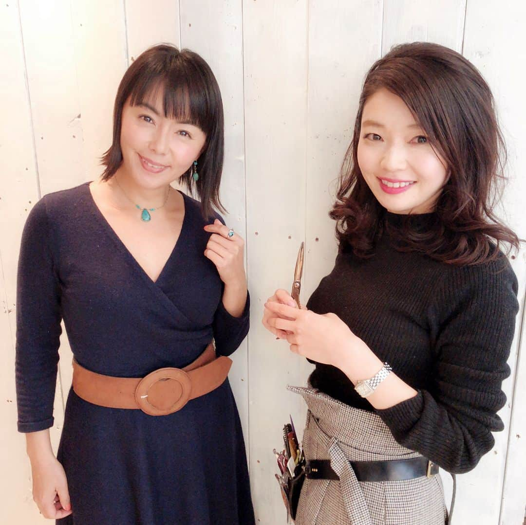 田中律子さんのインスタグラム写真 - (田中律子Instagram)「朝から撮影して、午後は時間があいたので、弟の奥さんのカナちゃんのサロンでヘアカット✂︎ 初のストパーにテンション上がり⤴️カラー、カット、トリートメントと、スペシャルケアしてもらっちゃいました😍  #haircut  #hair make pur #harajuku  #くせ毛  #自分の髪じゃないみたい  #サラサラヘアー  #ありがとう」2月21日 16時16分 - ri2kotanaka