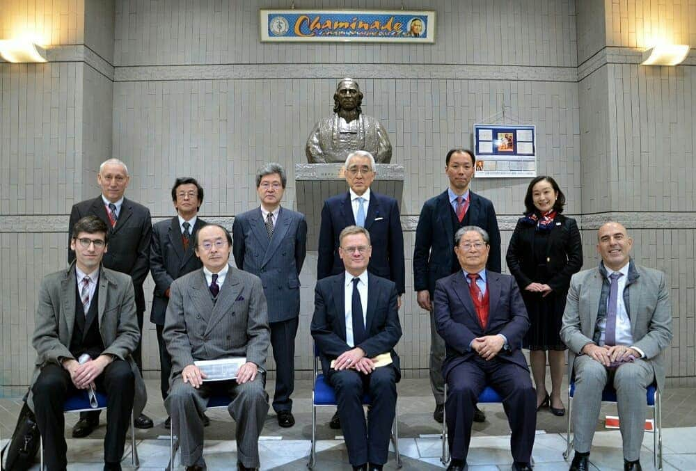 フランス大使館さんのインスタグラム写真 - (フランス大使館Instagram)「ローラン・ピック駐日大使は昨日、日本で数多くの素晴らしい#フランコフォン （フランス語話者）を輩出している#暁星学園 を訪れました。#フランス語 の授業を参観し、児童生徒らとも話した大使は、彼らのフランス語能力の高さに感動しました。これからもフランス語#学習 をがんばってください！✍️👨‍🎓🇫🇷 1888年創立の#暁星 #学園 は、古くから#フランス との強いつながりがあります。暁星学園は長い間、日本において唯一フランス語を学べる教育機関でした。現在の東京国際フランス学園 @lfitokyo は暁星学園の国際部日仏科から始まりました。🇯🇵🏫🇫🇷 L'Ambassadeur est allé hier à la rencontre des élèves du Lycée Gyosei, dont sont issus de nombreux brillants francophones du Japon. Il a assisté à un cours de français, échangé avec eux et été impressionné de leur maîtrise. Bonne continuation à eux dans leur apprentissage !  Fondé en 1888, le lycée de garçons Gyosei ("étoile du matin") entretient des liens forts et anciens avec la France. Il a longtemps été le seul établissement scolaire où l'on pouvait apprendre le français au Japon et le @lfitokyo a été créé à partir de la section française Gyosei. . . . . . . #francophonie #francais #français #jeparlefrançais #ispeakfrench #フランス語 #言語学 #日仏友好 #高校 #フランス大使館 #東京」2月21日 18時32分 - ambafrancejp