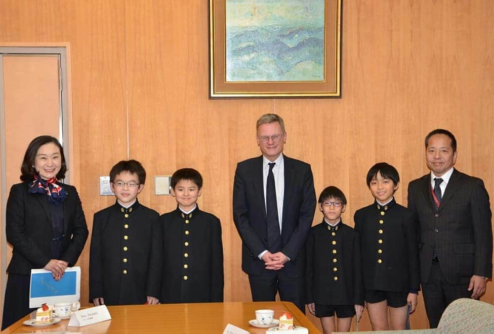 フランス大使館さんのインスタグラム写真 - (フランス大使館Instagram)「ローラン・ピック駐日大使は昨日、日本で数多くの素晴らしい#フランコフォン （フランス語話者）を輩出している#暁星学園 を訪れました。#フランス語 の授業を参観し、児童生徒らとも話した大使は、彼らのフランス語能力の高さに感動しました。これからもフランス語#学習 をがんばってください！✍️👨‍🎓🇫🇷 1888年創立の#暁星 #学園 は、古くから#フランス との強いつながりがあります。暁星学園は長い間、日本において唯一フランス語を学べる教育機関でした。現在の東京国際フランス学園 @lfitokyo は暁星学園の国際部日仏科から始まりました。🇯🇵🏫🇫🇷 L'Ambassadeur est allé hier à la rencontre des élèves du Lycée Gyosei, dont sont issus de nombreux brillants francophones du Japon. Il a assisté à un cours de français, échangé avec eux et été impressionné de leur maîtrise. Bonne continuation à eux dans leur apprentissage !  Fondé en 1888, le lycée de garçons Gyosei ("étoile du matin") entretient des liens forts et anciens avec la France. Il a longtemps été le seul établissement scolaire où l'on pouvait apprendre le français au Japon et le @lfitokyo a été créé à partir de la section française Gyosei. . . . . . . #francophonie #francais #français #jeparlefrançais #ispeakfrench #フランス語 #言語学 #日仏友好 #高校 #フランス大使館 #東京」2月21日 18時32分 - ambafrancejp