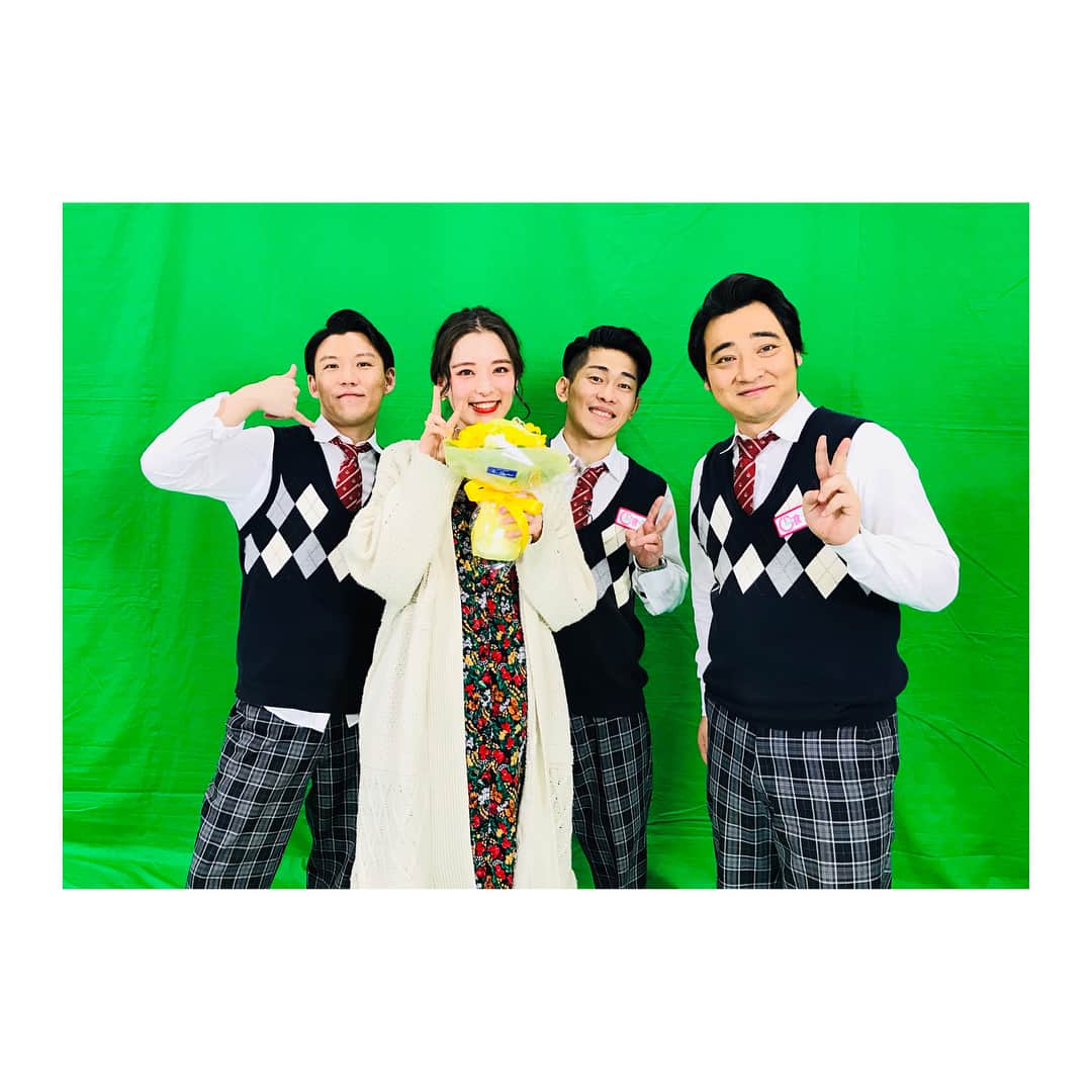 のインスタグラム：「🕒💕 1年間レギュラーとして出演させて頂いていた #テレビ東京 #一夜づけ の最後の収録を先日してきました😭 なんかまた次の収録行っちゃいそうなくらい 全く実感がなかったのですが もうこれで終わりなのか〜〜と すごくすごく寂しい気持ちでいっぱいです 途中自分の力不足を感じて 戸惑ったり悩んだりしたこともありました ジャンポケさんはじめ、スタッフの皆さんがいつも優しくて面白くて 5期生の女の子たちも可愛くて面白くて 毎回収録に行くのが本当に楽しみでした！ 次はゲストとして！番組に参加出来るようにお仕事更に頑張ります！ 1年間本当にありがとうございました❤️！ ちなみに私は3月末まで出演してるので、まだまだ引き続き観てくださいね☺️💕✨ ・ #ジャングルポケットの皆さんと #3人とも本当に優しくて面白いんです #休憩中でも笑わせてくれる優しさ #女子たちの恋バナや悩み相談にも乗ってくれる優しさ #5期生の女の子たちも皆可愛くていい子 #もっともっといっぱい話したかったしお仕事したかった #でも今度からはプライベートでよろしくね #皆さま本当にありがとうございました #大好きです」