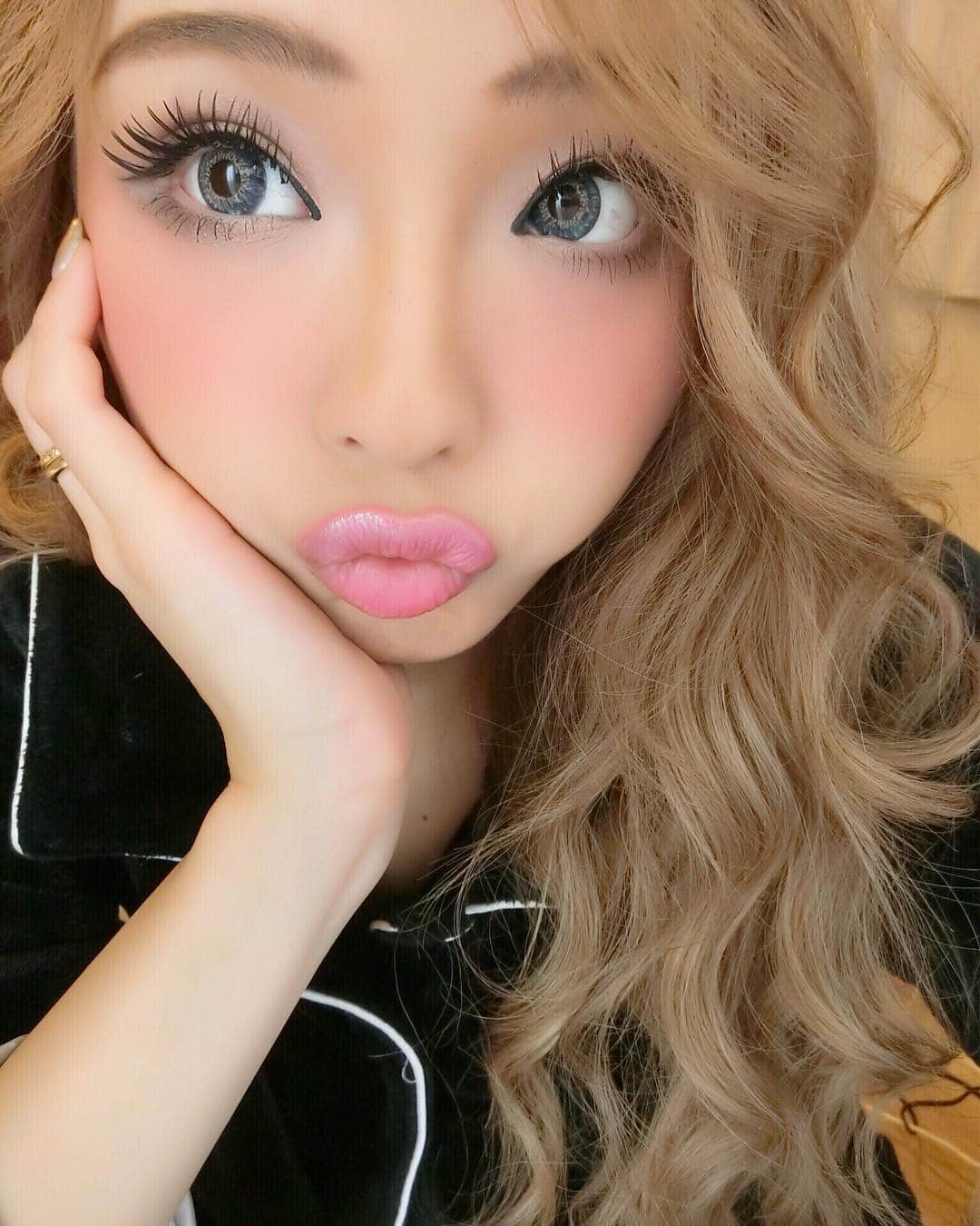 RiRiさんのインスタグラム写真 - (RiRiInstagram)「むちゅっ💋 まつエク行って、ぱっちりおめめ👀🎶 RounGe渋谷店 @rounge_nail_shibuya 🧡 担当は、なっちゃん @natsuko1229 👱🏼‍♀️ 目のカーブに合わせて、毛先が揃うように計算された完璧なデザイン👏✨ りーは、いつも付け足しだから、アイシャンプーをしてもらってます😋💓 初回の方は、指名料無料にしてくれるらしいので、『RiRiのSNSを見て、西山指名』と伝えてねっ✌️ りーと同じまつ毛になりたい方は、ぜひぜひ行ってみてください☺️✨ ☎️ 03-3463-3300 #RounGe #roungenail #roungeeyelash #eyemakeup #eyelash #3dラッシュ #cjd_riri #RounGe西山 #cyberjapan #cyberjapandancers #サイバージャパン #サイバージャパンダンサーズ」2月21日 19時05分 - _ri420