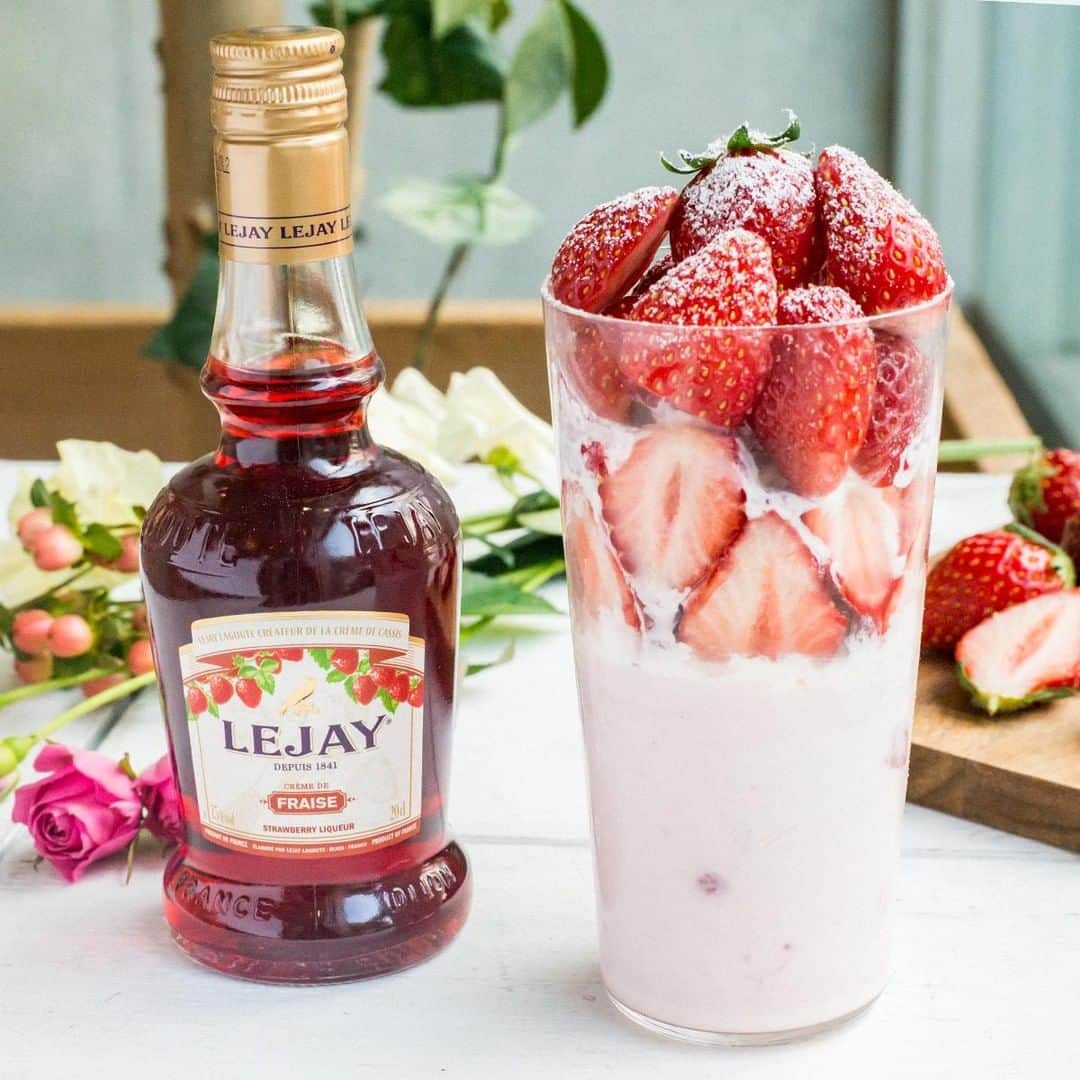 サントリーさんのインスタグラム写真 - (サントリーInstagram)「. イチゴいっぱいの #ストロベリーボンボン 🍓 🍓 🍓 ルジェストロベリーをプラスして、#大人スイーツ の完成😍 💕 . #ルジェ #Lejay #ストロベリー #苺 #リキュール #liqueur #ピンク #pink #おうちカフェ #春 #spring #サントリー #suntory #🍓」2月21日 20時00分 - suntory_jp