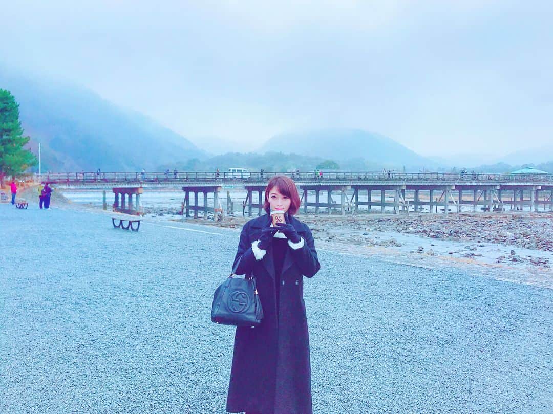 西野翔のインスタグラム：「ついついアラビカ珈琲飲むマン 嵐山編🎍🎋🎋🏞🚣 #japan #kyoto #kyotocafe #京都 #京都カフェ #アラビカ京都 #coffee #cityview #arashiyama #嵐山 #instagood #instalike #nishinoshow #西野翔 #japanesegirl」