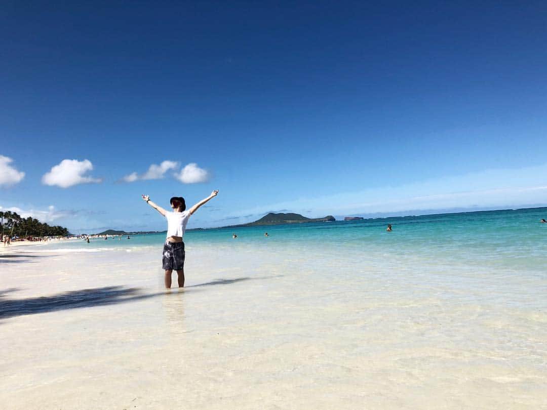 luzのインスタグラム：「撮影兼ねたハワイ3泊5日の旅終了！ 雨の予報を吹き飛ばして見事に最終日素晴らしい晴天でした！  ラニカイビーチ素晴らしかった〜  I went to Hawaii for the trip of 5 days and 3 nights.  The photograph is lanikaibeach.  #hawaii #honolulu  #lanikaibeach #アロハやけど」