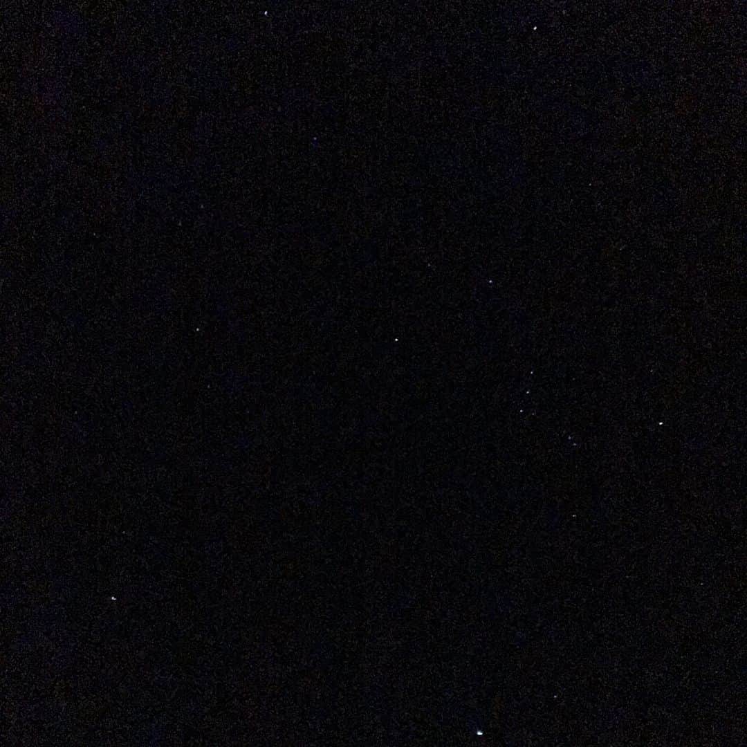 眞家泉さんのインスタグラム写真 - (眞家泉Instagram)「🌃 2018/02/05（火） 軽井沢周辺。-6℃。 . いままで生きてきた中で一番、というくらい、綺麗な星空でした。 いつも見えない星がみえた。 粒が大きかった。 いまにも降ってきそうでした。 . 2枚目はアストロアーツさんのアプリ 『iステラ』より。 . #星空 #星座 #軽井沢  #マイナス6度 #踊ってみた #収録帰り #ずっと見せたかったの #iステラ」2月21日 22時08分 - maie_izumi