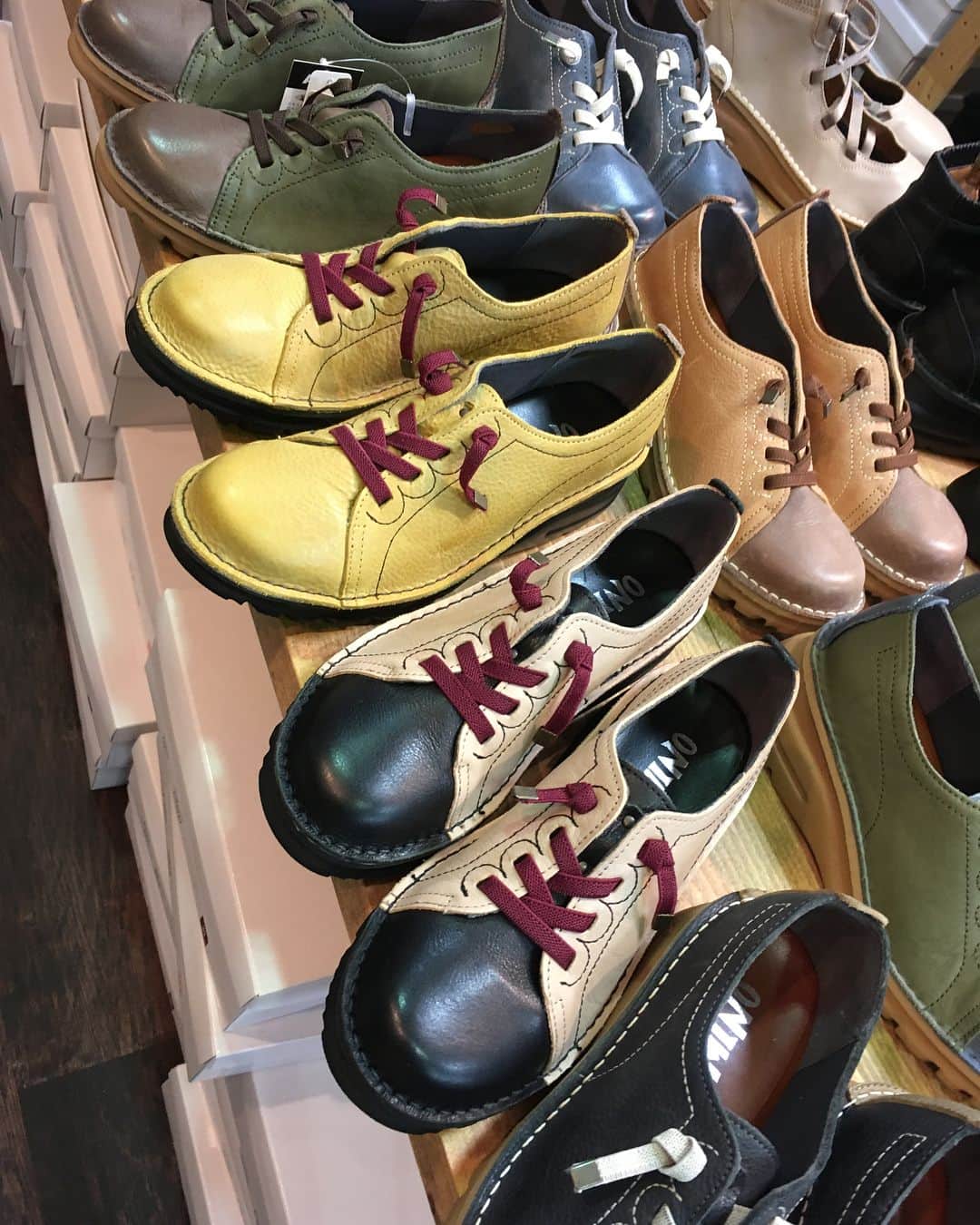 あだち理絵子さんのインスタグラム写真 - (あだち理絵子Instagram)「そや！すごい靴に出会ってん  #履いてるという感覚がない靴 #めちゃくちゃ軽い #フィットしまくり #世界を変える靴  #camino  足が勝手に前に出る感じ。  撮影中は店長さん照れすぎて、 どこまで良さが伝わるかわからないけど、😆 最高にラクな靴です。  ソールもぐにゃりと曲がるし、 裸足よりラクかも、と思えます。  あまりに良かったので 買っちゃいました😆  3月からj:comさんでオンエアされます。  お店はこちら♡  http://camino-original.com/」2月21日 22時23分 - adachi.rieko