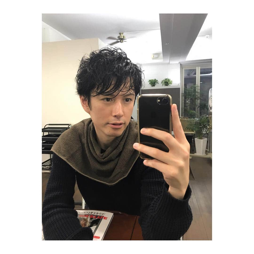 加藤仁志さんのインスタグラム写真 - (加藤仁志Instagram)「撮影終わって恒例のもじゃのメンテナンス💇‍♂️1時間後床には僕の頭の上にあった天パの巣がコロコロと転がっていました。#美容院 #カット」2月21日 22時29分 - hitoshikatou