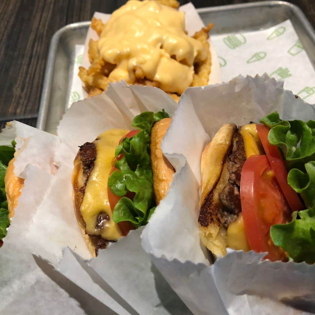 高嶋ちさ子さんのインスタグラム写真 - (高嶋ちさ子Instagram)「久々の#shakeshack からの#ellecafe でイチゴパフェ 人生って短いから好きな物食べようと思った日でした。」2月21日 23時20分 - chisakotakashima