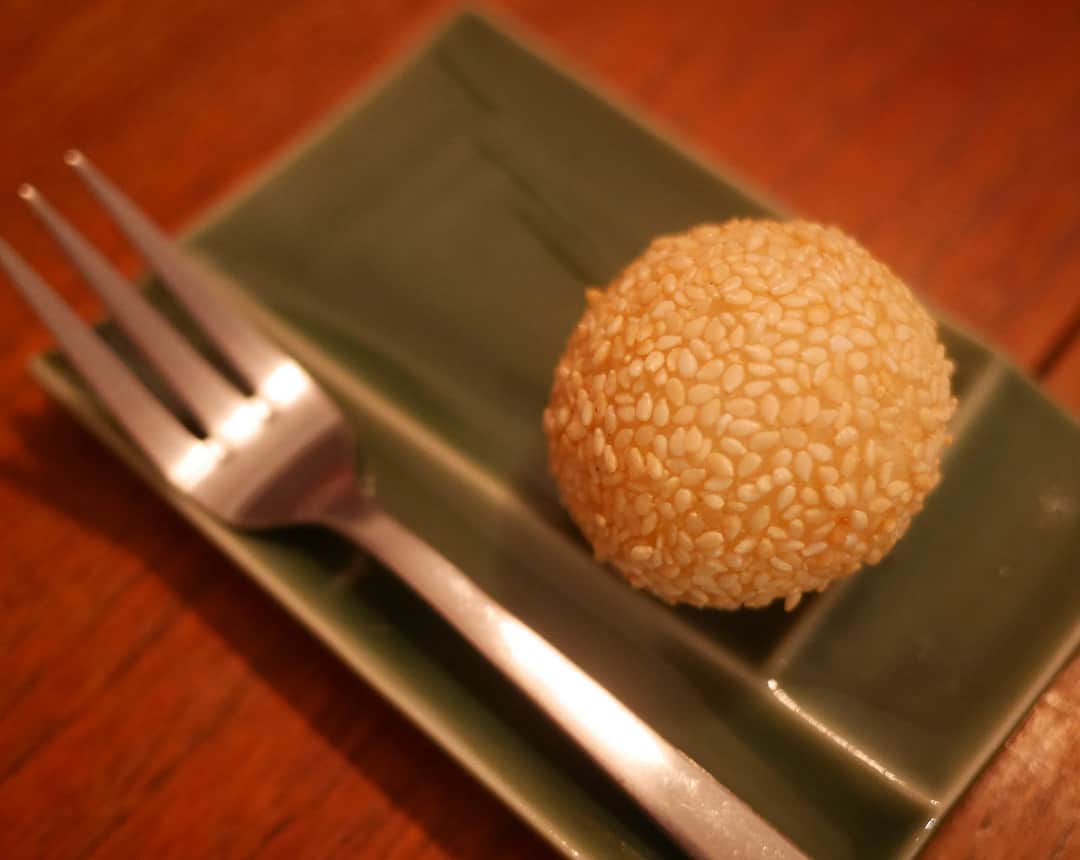 松本亜希さんのインスタグラム写真 - (松本亜希Instagram)「・ 👉📷横にスワイプ📷👉 ずっと行ってみたかった #中國菜月泉 🍴 ・ 写真1枚目&2枚目、最初の前菜は6種類出てきて、色々なものをちょこちょこたべさせてもらえた。 その後も、たくさんのお料理が出てきて、大満足。  私達的にはマナガツオがたまらなく美味しかった！ #玉ねぎとパクチー盛り盛りなのもたまらない ・ 〆も楽しみにしていた麻婆豆腐(今の時期白子も乗せれます)と汁そば両方食べさせてもらい、大満足😍😍 #大食いのわたしと臨月妊婦ののんちゃんはなんならまだたべれたw ・ 料理はもちろん、シェフやスタッフのみなさんもとっても気持ちのいい接客をしてくださり、"そりゃ流行るよな"って皆で納得でした。 また必ず伺いたいお店❤️❤️ _________________________ #月泉 #中華 #teamわっしょい #北浜 #instafood #グルメ」2月22日 20時42分 - m_akiron