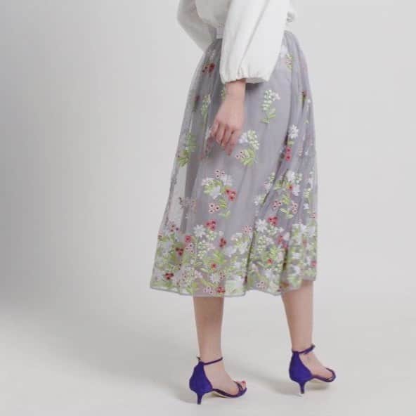 アナトリエさんのインスタグラム写真 - (アナトリエInstagram)「【new arrivals】 ． カタログ掲載のフラワーチュール刺繍スカートのWEB予約がスタートしました！ ． 繊細な刺繍と上品に揺れるシルエットが大人フェミニンな印象に。この春の主役になること間違いなしのアイテムです。 ． skirt:no.528-74906 ¥18,000+tax ※2色展開になります ． 詳細は、プロフィールのURLからご覧いただけます。 ぜひ、チェックしてくださいね！ ． #anatelier #anatelierofficial #tulle #skirt #embroidery #チュール刺繍 #スカート #大人フェミニン #フェミニン」2月22日 21時25分 - anatelier_official
