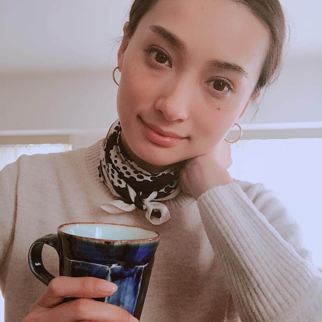 小濱なつきのインスタグラム：「撮影も終わって帰宅。 今日はさ、さ、寒い😨❄️ 早く暖かくなってほしいよ。 #coffeetime #coffeecup #艸茅窯 #川野恭和 さん」