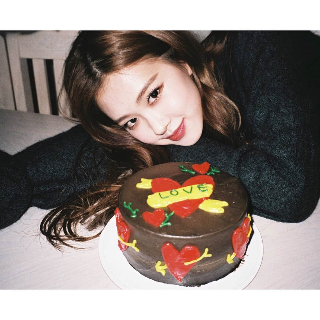 BLACKPINKさんのインスタグラム写真 - (BLACKPINKInstagram)「#BLACKPINK#ROSÉ#CÉCI#MARIECLAIRE#MARCHISSUE#EXCITEDDD#ILOVEUBLINKS#REALLY#광고  Cutest birthday cake 💘」2月22日 14時32分 - blackpinkofficial