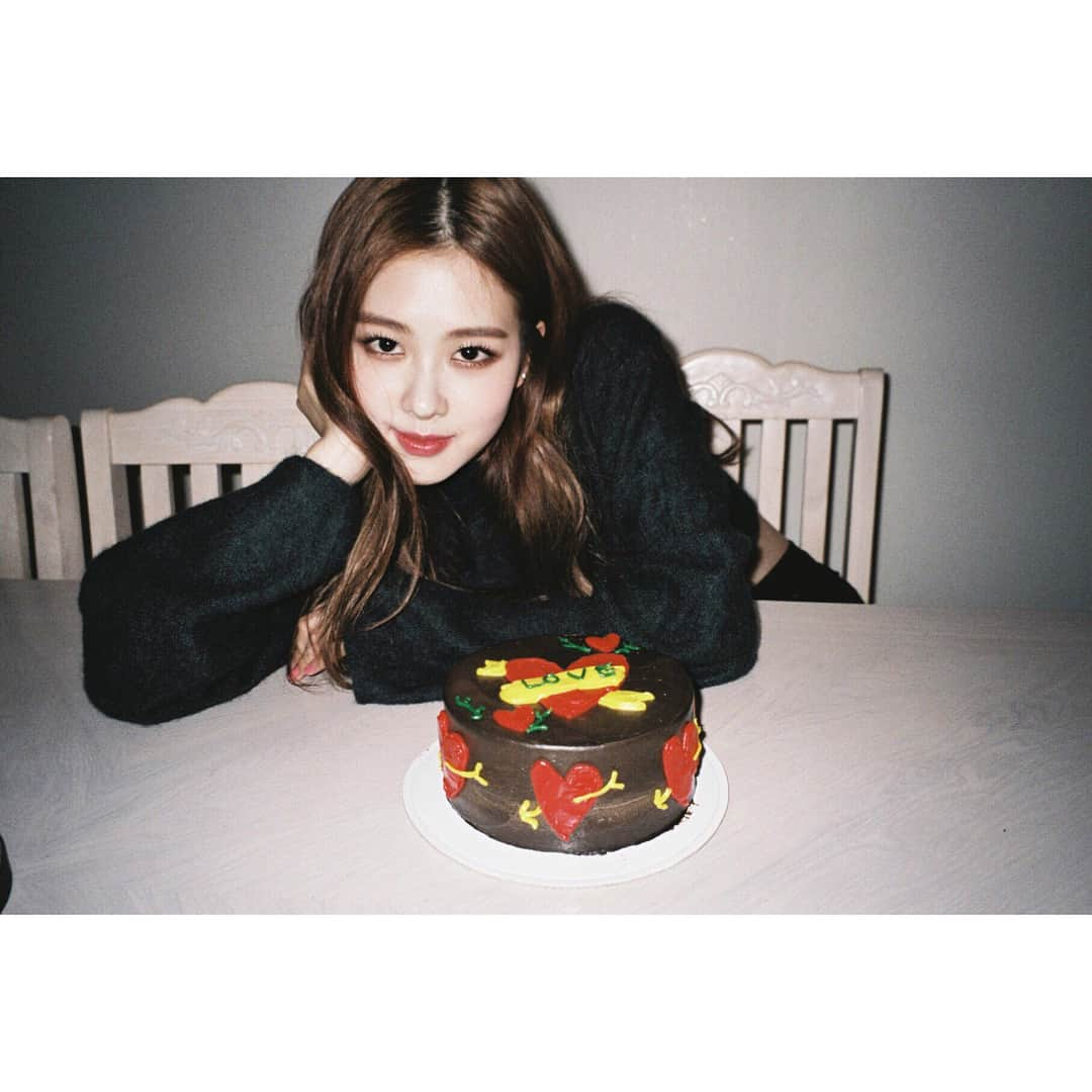 BLACKPINKさんのインスタグラム写真 - (BLACKPINKInstagram)「#BLACKPINK#ROSÉ#CÉCI#MARIECLAIRE#MARCHISSUE#EXCITEDDD#ILOVEUBLINKS#REALLY#광고  Cutest birthday cake 💘」2月22日 14時32分 - blackpinkofficial