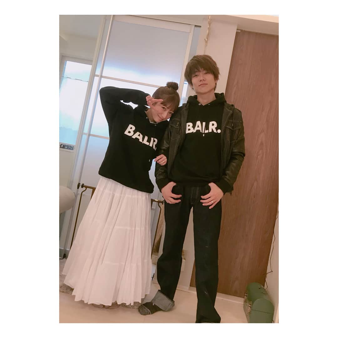 辻希美さんのインスタグラム写真 - (辻希美Instagram)「お揃いコーデ♡  #辻希美 #夫婦 #夫婦コーデ #ペアルック #パーカー」2月22日 15時39分 - tsujinozomi_official