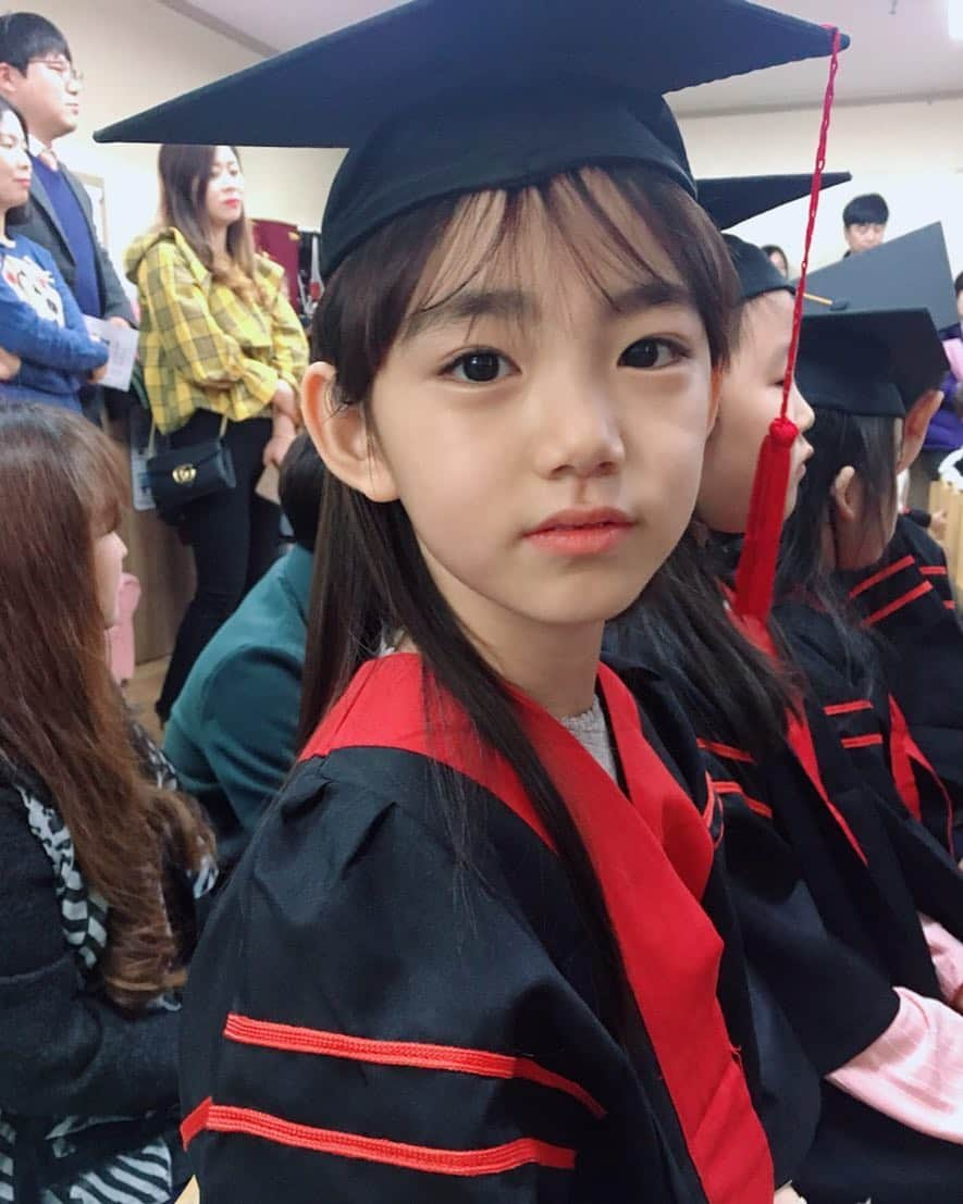 ウンチェさんのインスタグラム写真 - (ウンチェInstagram)「. 오늘 #유치원 #졸업 했어요🎓 - - - - #8살#은채#이은채#eunchae #일상#졸업식#유치원졸업식#학사모 #진짜진짜#이제곧#초딩#언니야 👧🏻」2月22日 16時24分 - __leehye