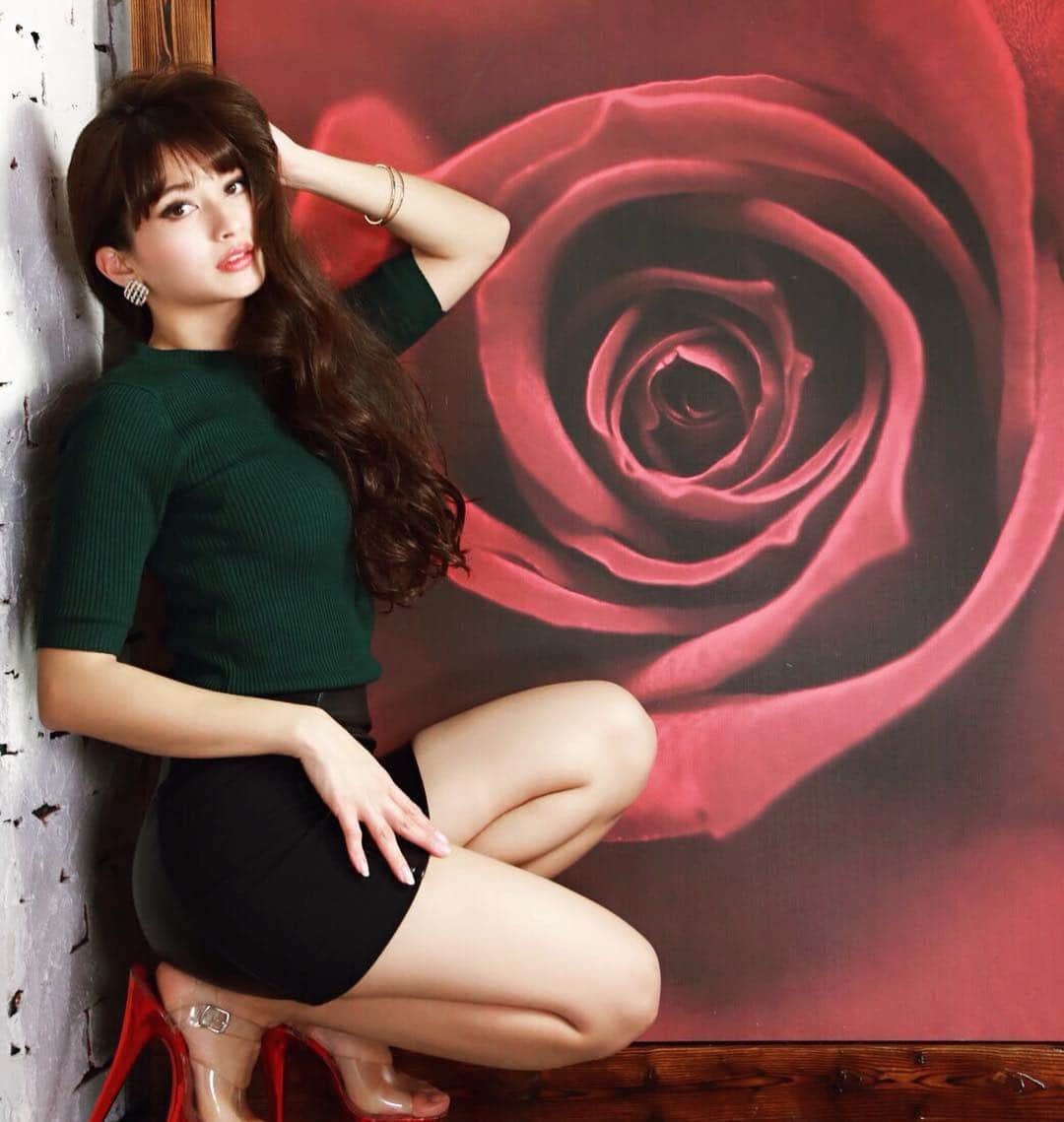 大川真代さんのインスタグラム写真 - (大川真代Instagram)「I’d rather have roses on my table than diamonds on my neck✨✨✨ #iloveroses🌹 #rose and #sunflower #favorite #flower #forever #バラ と #ひまわり #大好き #half #japanese #filipina #model #photo #shooting #red #heels #撮影 #写真 #日本 #フィリピン #ハーフ #モデル」2月22日 17時12分 - mayo_okawa