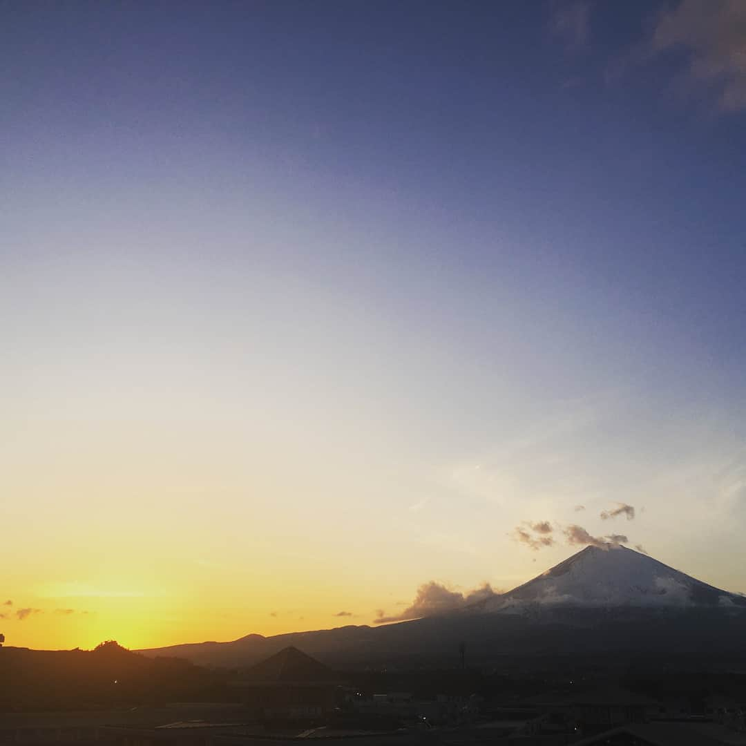 吉田明世さんのインスタグラム写真 - (吉田明世Instagram)「ちょっと前ですが… 病院の先生から許可をもらい 夫と湯河原温泉に行ってきました♨️🚗 結婚式の二次会で夫が当てた一等賞の旅行チケットを使ったので、部屋がやたらに広くてびっくりしました😳 #湯河原温泉 #しばらくふたりきりの旅行はお預けだね〜 #と言いながら #ご飯食べた直後に寝る夫 #まさかの9時就寝 #疲れが溜まっているようです #時間作ってくれてありがとう #次の日は富士屋ホテルにてちょっぴり贅沢ランチ #御殿場プレミアムアウトレットに行くも何も買わず #でも富士山綺麗でした🗻」2月22日 18時45分 - akiyo0414