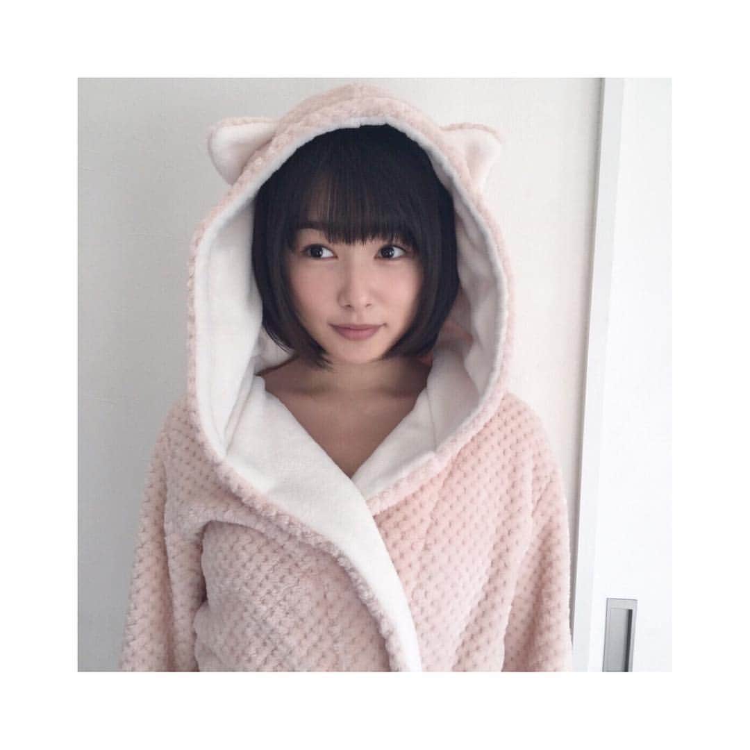 桜井日奈子さんのインスタグラム写真 - (桜井日奈子Instagram)「ネコの日。🐈 2月22日の今日はネコの日らしいです！  ちなみにこれは「もみ消して冬」に出演させていただいたときの衣装です！  実は耳が付いていたことを、報告させていただきます。🙃」2月22日 19時29分 - sakurai.hinako_official