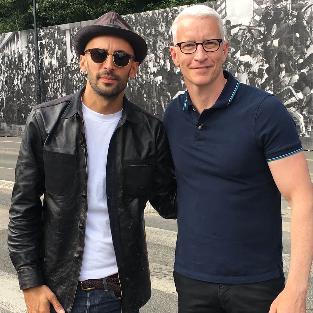 アンダーソン・クーパーのインスタグラム：「This Sunday on @60minutes I show you the stunning work of photographer @jr. Swipe left to see some of his photographs that have apppeared on sidewalks and subways, buildings and rooftops in more than 100 countries.」