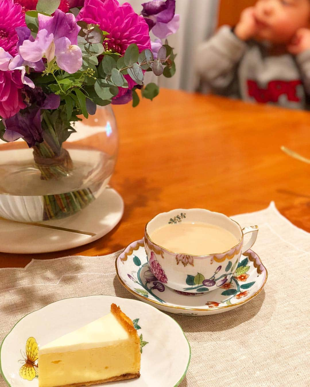 小川ひとみさんのインスタグラム写真 - (小川ひとみInstagram)「Cake from Johann with this little cutie🍰👦 ・ ・ ・ 親友とキッズと楽しい夜🌃🏡💝 ・ ・ ・ #herend #johann #cheesecake #ヨハンは中目黒のチーズケーキ屋さん #heechankitchen」2月22日 22時22分 - hitomy220