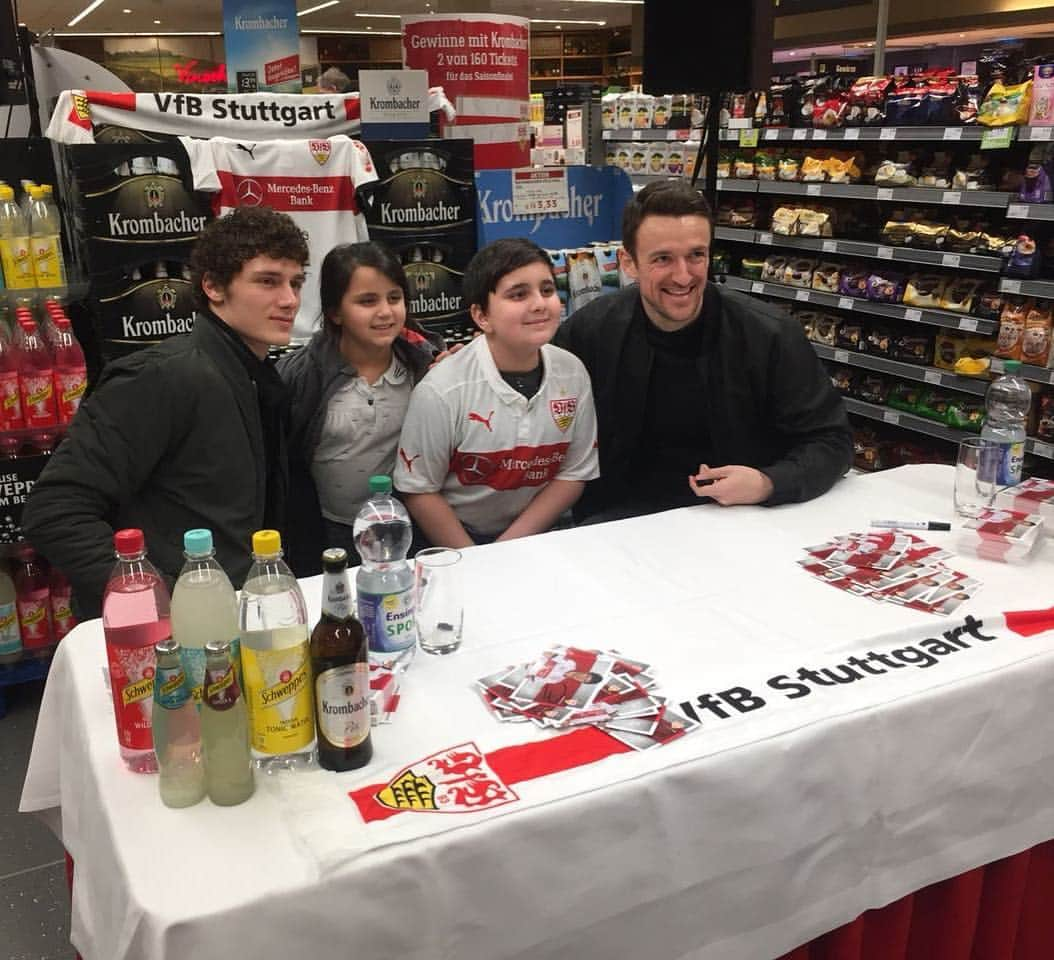 クリスティアン・ゲントナーのインスタグラム：「@krombacher Autogrammstunde gestern Abend in Tamm gemeinsam mit „B. Pavard“. Hat Spaß gemacht 😊✌🏻 @vfb」