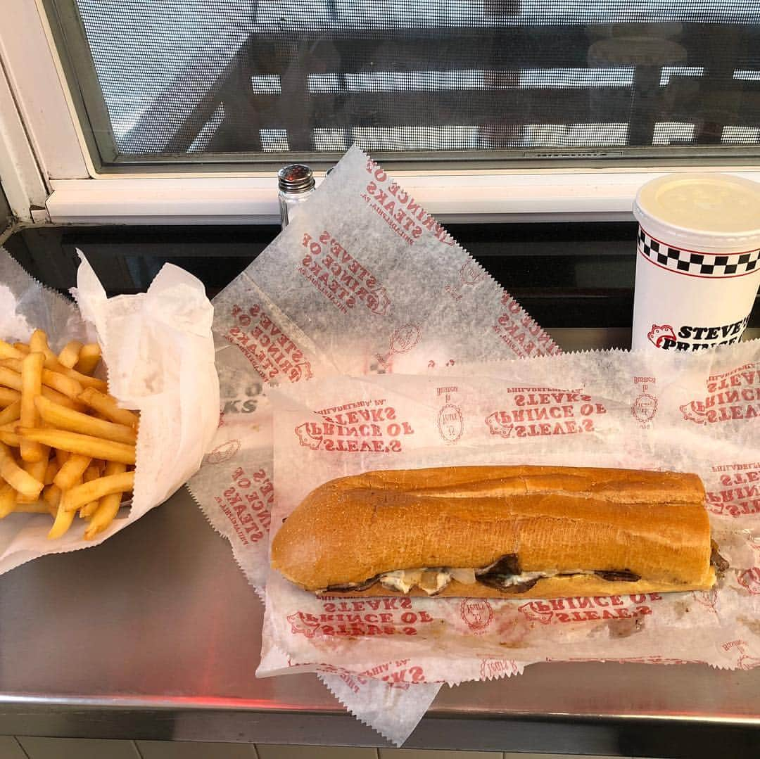 マイク・ヴォーゲルのインスタグラム：「‪There is nothing more satisfying than watching the fear and trepidation of someone ordering a cheese steak for the first time in Philly.....😎 #troll #Steve’s #ByeByeAbs ‬#diet」