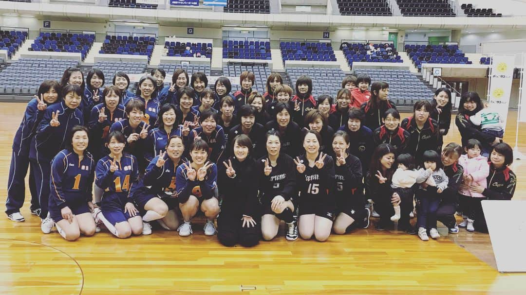 佐野優子さんのインスタグラム写真 - (佐野優子Instagram)「. 今日はママさんバレー大会🏐 . 優勝したら化粧品が貰える🎁今回で37回目の大会‼︎ . . . 昨日の体験を生かせた気がする🤔 . . #パーフェクトワン・スプリングカップ2018 #サンテレビ #木内亮アナウンサー  #グリーンアリーナ神戸 #バレーボール🏐」2月23日 16時41分 - yuko12345