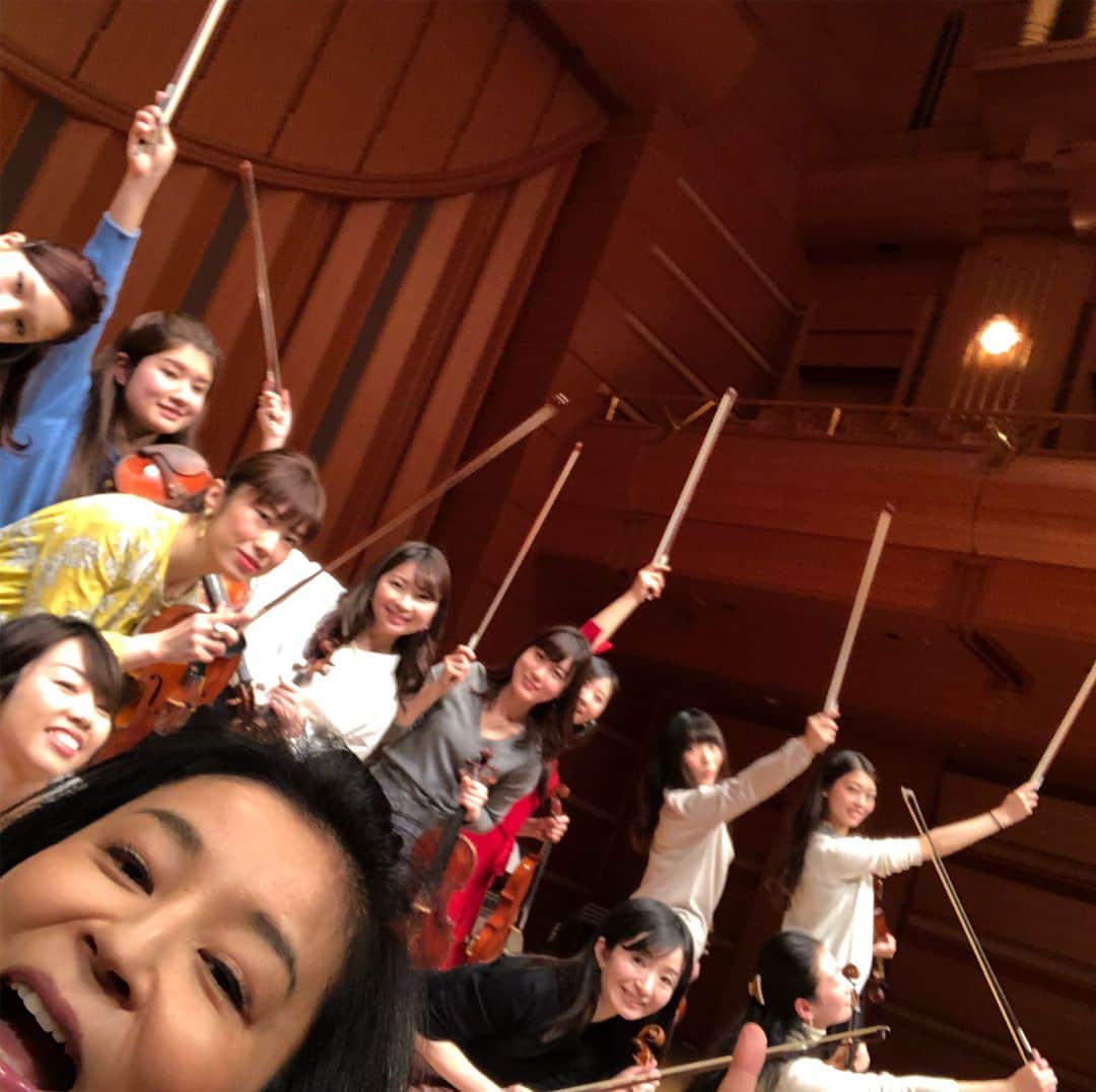 高嶋ちさ子さんのインスタグラム写真 - (高嶋ちさ子Instagram)「昨日は紀尾井ホールdrクローズドのコンサートでした。12人では紀尾井は初めて！素晴らしい響きに弾いてる自分がウットリでした。そして、リーダーの知恵ちゃんの誕生日でした！ おめでとうね！」2月23日 15時45分 - chisakotakashima
